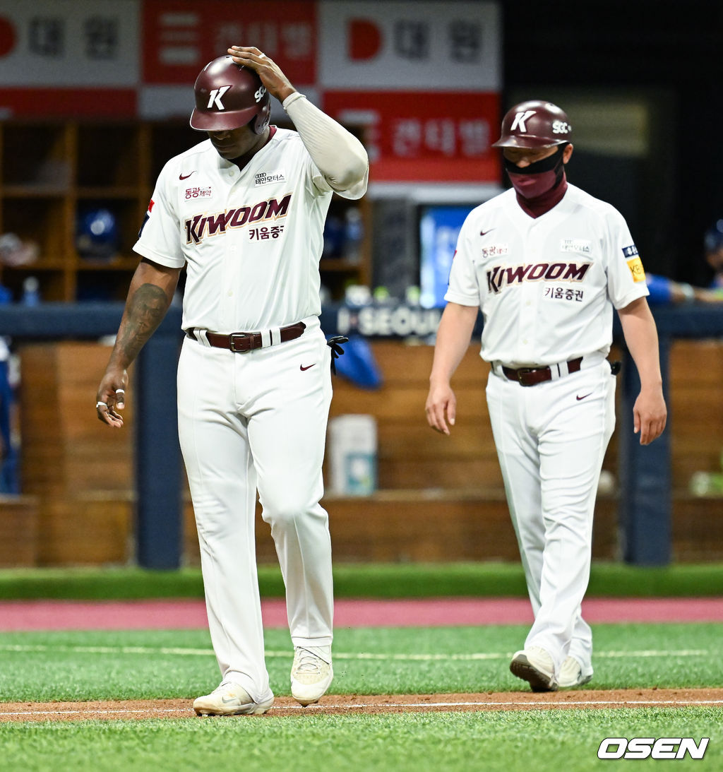 6회말 2사 2루 키움 이지영의 안타때 2루 주자 푸이그가 3루에서 오버런하며 태그아웃된 뒤 아쉬워하고 있다.   2022.06.01 / soul1014@osen.co.kr