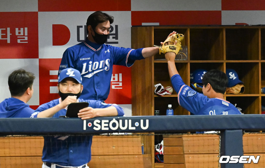 6회말 2루 주자 푸이그를 오버런으로 아웃시킨 삼성 이해승이 이닝종료 후 코칭스태프의 축하를 받고 있다.   2022.06.01 / soul1014@osen.co.kr