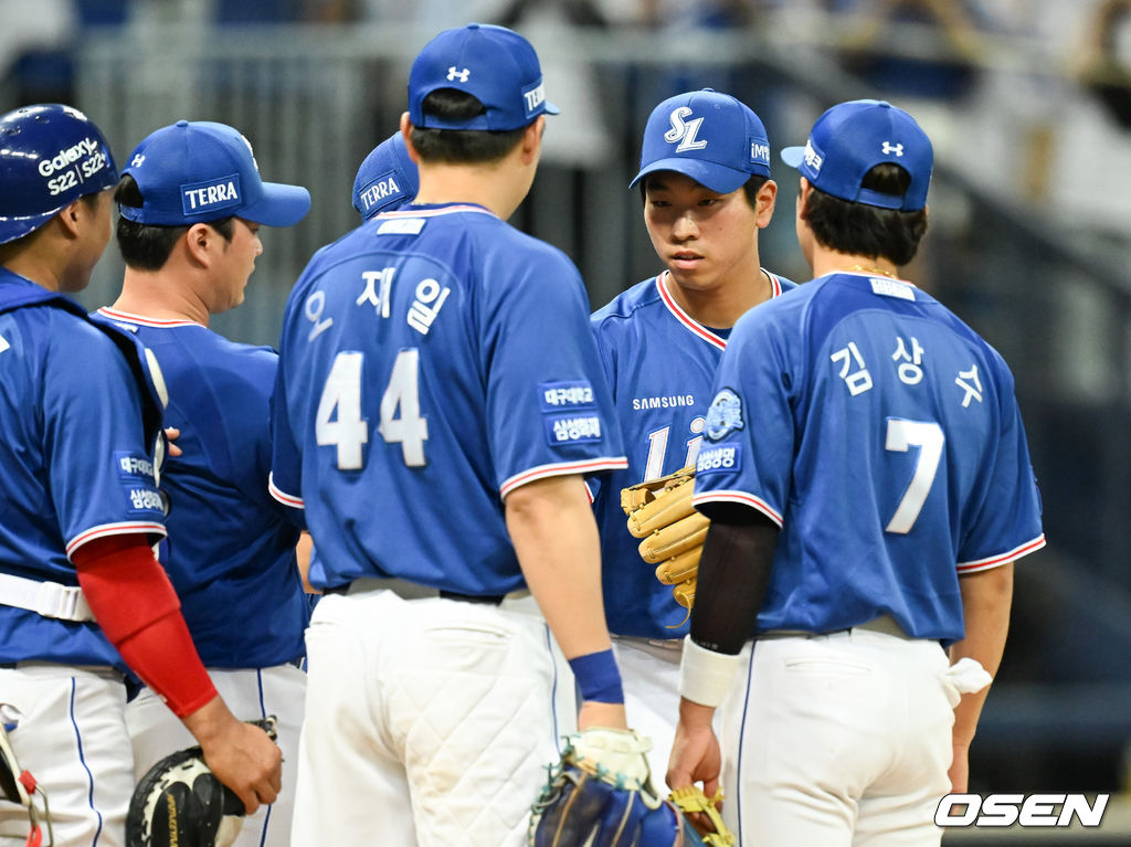경기종료 후 데뷔 첫 경기서 승리를 거둔 이해승이 동료들과 하이파이브를 하고 있다.  2022.06.01 / soul1014@osen.co.kr