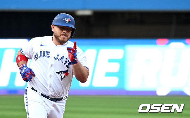 2회말 무사 2루 상황 토론토 알레한드로 커크가 역전 좌월 투런포를 날리고 그라운드를 돌며 기뻐하고 있다. / dreamer@osen.co.kr