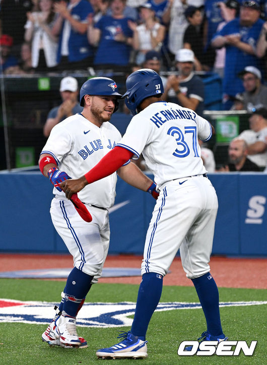 5회말 2사 2루 상황 토론토 알레한드로 커크가 오늘 경기 두 번째 투런포를 쏘아올리고 홈을 밟으며 선행주자 테오스카 에르난데스와 인사를 나누고 있다. 2022.06.01