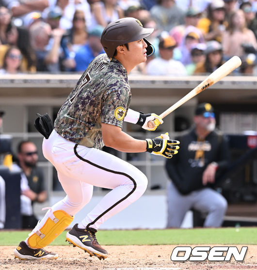 8회말 무사 선두타자로 나선 샌디에이고 김하성이 중전 안타를 날리고 있다. 2022.05.30 /dreamer@osen.co.kr