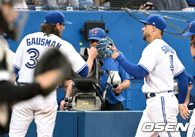 2회초 2사 2루 상황 시카고 화이트삭스 호세 아브레유의 뜬공 타구를 처리한 토론토 중견수 조지 스프링어와 선발 가우스먼이 인사를 나누고 있다. / dreamer@osen.co.kr