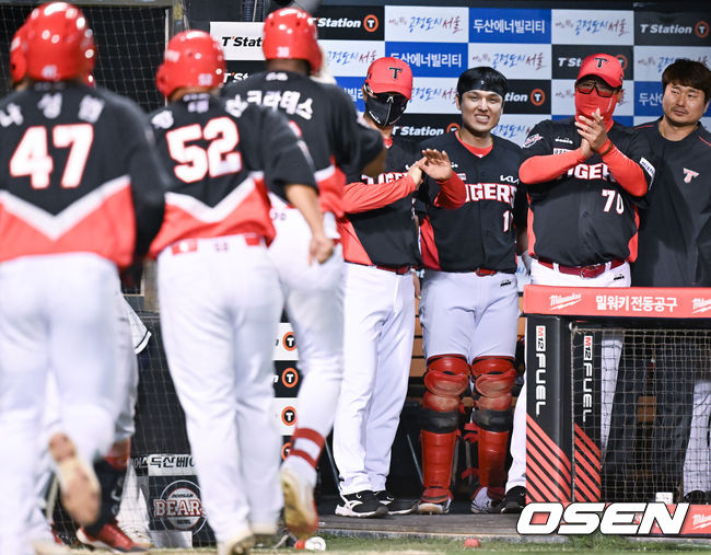 31일 오후 서울 잠실구장에서 ‘2022 신한은행 SOL KBO리그’ 두산 베어스와 KIA 타이거즈의 경기가 진행됐다. 5회초 KIA 김종국 감독이 역전 3점 홈런을 날린 소크라테스를 맞이하고 있다. 2022.05.31 / soul1014@osen.co.kr