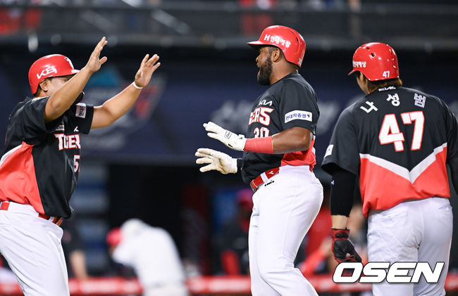 31일 오후 서울 잠실구장에서 ‘2022 신한은행 SOL KBO리그’ 두산 베어스와 KIA 타이거즈의 경기가 진행됐다.5회초 2사 1,3루 KIA 소크라테스이 역전 3점 홈런을 날린뒤 환호하고 있다. 2022.05.31 / soul1014@osen.co.kr