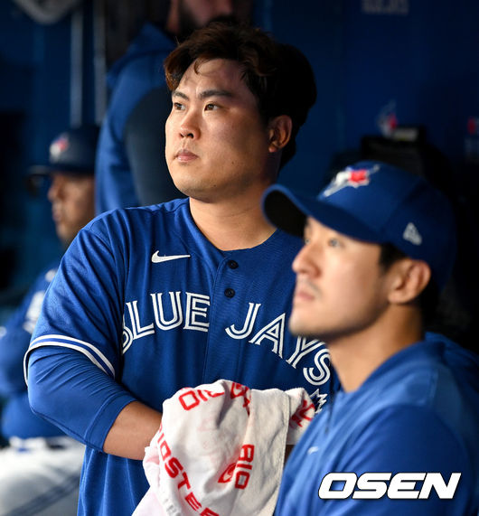 4회초 투구를 마친 토론토 선발 류현진이 피트 워커 투수코치와 대화를 나눈 뒤 전광판을 바라보고 있다. 2022.06.02 / dreamer@osen.co.kr