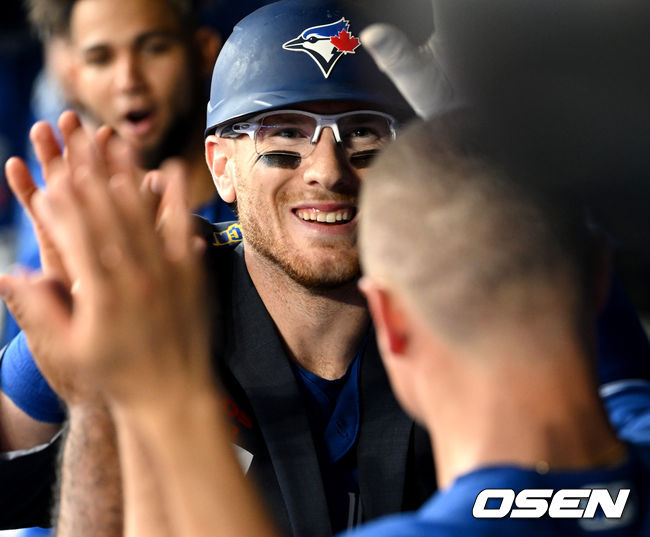2일(한국시간) 캐나다 온타리오주 토론토 로저스센터에서 ‘2022 메이저리그’ 토론토 블루제이스와 시카고 화이트삭스의 경기가 열렸다.3회말 2사 1, 2루 상황 토론토 대니 잰슨이 달아나는 스리런포를 날리고 더그아웃 동료들과 인사를 나누고 있다. 2022.06.02