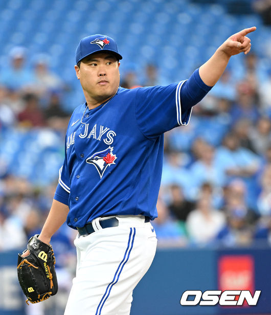 2회초 2사 주자없는 상황 시카고 화이트삭스 에덤 엔젤 타석 때 토론토 선발 류현진이 체크 스윙이 아니냐는 제스처를 심판진에게 보내고 있다. 2022.06.02 / dreamer@osen.co.kr