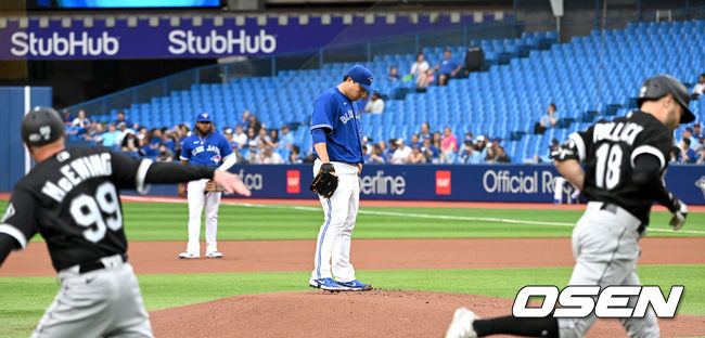 1회초 무사 선두타자로 나선 시카고 화이트삭스 AJ 폴락에게 솔로포를 허용한 토론토 선발 류현진이 아쉬워하고 있다. 2022.06.02 / dreamer@osen.co.kr