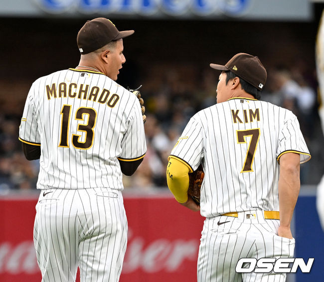 3회초 수비에 나서는 샌디에이고 유격수 김하성(오른쪽)과 3루수 매니 마차도가 대화를 나누고 있다. 2022.05.28 /dreamer@osen.co.kr
