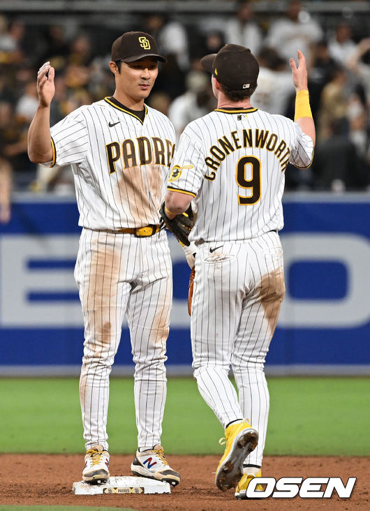 경기를 마치고 샌디에이고 유격수 김하성(왼쪽)과 2루수 크로넨워스가 하이파이브를 나누고 있다. 