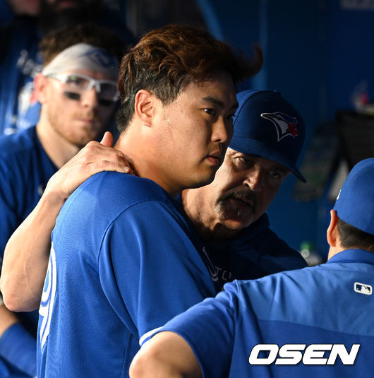 4회초 투구를 마친 토론토 선발 류현진이 피트 워커 투수코치와 대화를 나누고 있다. 2022.06.02 / dreamer@osen.co.kr