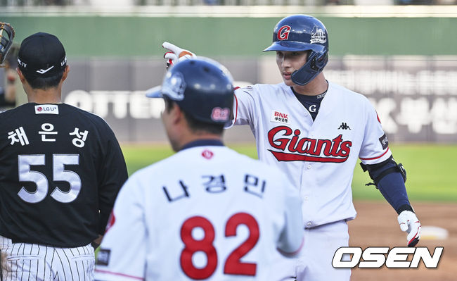 롯데 자이언츠 윤동희가 3회말 2사 1루 데뷔 첫 안타를 치고 세리머니를 하고 있다. 2022.06.01 / foto0307@osen.co.kr