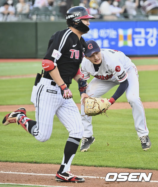 롯데 자이언츠 윤동희가 4회초 무사 1루 박해민의 기습번트를 잡아 1루에 던져 아웃시키고 있다. 2022.06.01 