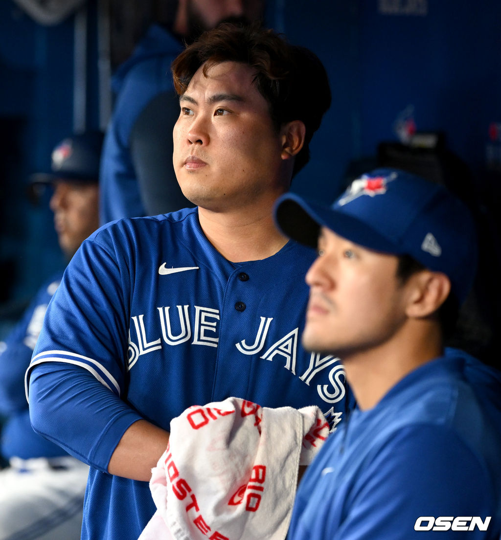 2일(한국시간) 캐나다 온타리오주 토론토 로저스센터에서 ‘2022 메이저리그’ 토론토 블루제이스와 시카고 화이트삭스의 경기가 열렸다.4회초 투구를 마친 토론토 선발 류현진이 피트 워커 투수코치와 대화를 나눈 뒤 전광판을 바라보고 있다. 2022.06.02 / dreamer@osen.co.kr