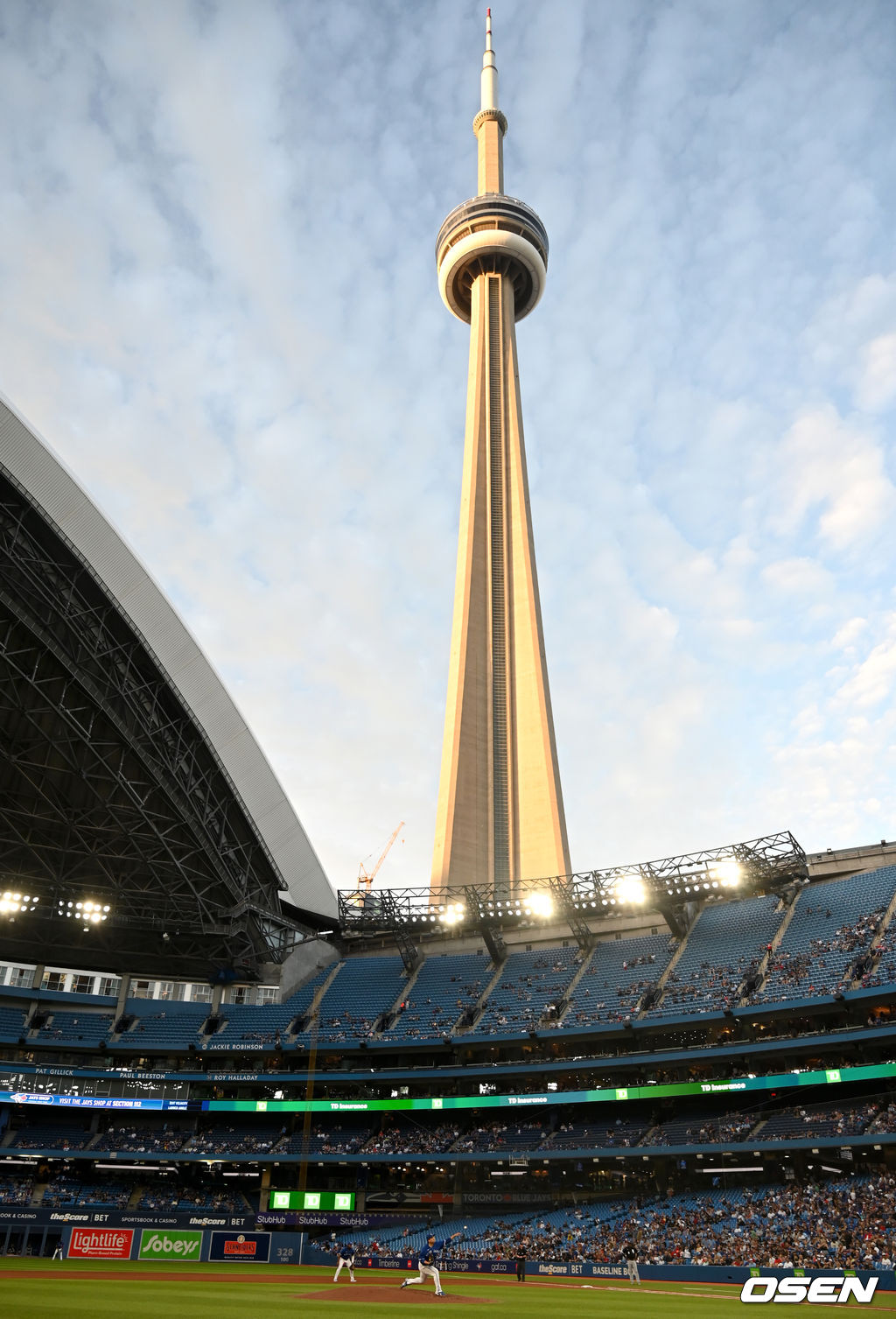 2일(한국시간) 캐나다 온타리오주 토론토 로저스센터에서 ‘2022 메이저리그’ 토론토 블루제이스와 시카고 화이트삭스의 경기가 열렸다.개폐식 돔구장 캐나다 로저스센터에서 토론토 선발 류현진이 힘차게 공을 뿌리고 있다. 2022.06.02 / dreamer@osen.co.kr