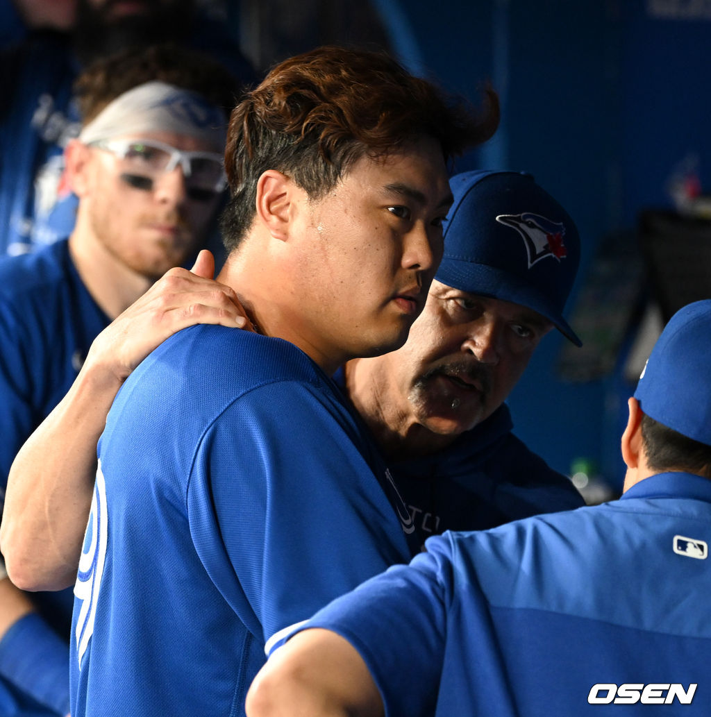 2일(한국시간) 캐나다 온타리오주 토론토 로저스센터에서 ‘2022 메이저리그’ 토론토 블루제이스와 시카고 화이트삭스의 경기가 열렸다.4회초 투구를 마친 토론토 선발 류현진이 피트 워커 투수코치와 대화를 나누고 있다. 2022.06.02 / dreamer@osen.co.kr