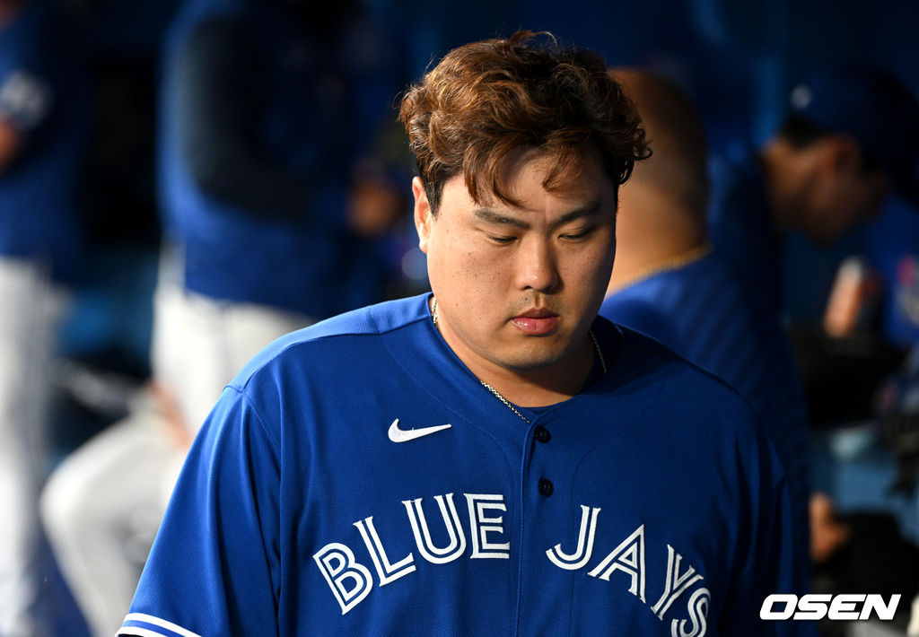 2일(한국시간) 캐나다 온타리오주 토론토 로저스센터에서 ‘2022 메이저리그’ 토론토 블루제이스와 시카고 화이트삭스의 경기가 열렸다.4회초까지 투구를 마친 토론토 선발 류현진이 더그아웃을 나서고 있다. 이후 선발 류현진은 로스 스트리플링으로 교체됐다. 2022.06.02 / dreamer@osen.co.kr