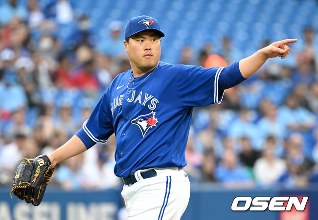 2회초 2사 주자없는 상황 시카고 화이트삭스 에덤 엔젤 타석 때 토론토 선발 류현진이 체크 스윙이 아니냐는 제스처를 심판진에게 보내고 있다. 2022.06.02