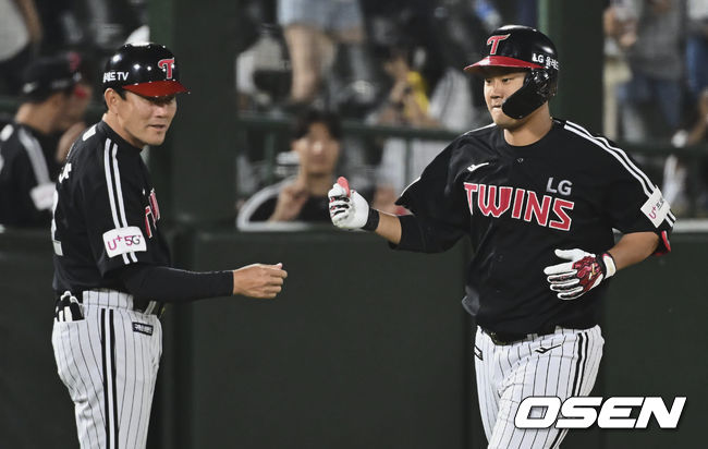 LG 트윈스 손호영이 9회초 솔로 홈런을 치고 하이파이브를 하고 있다. 2022.06.01 / foto0307@osen.co.kr