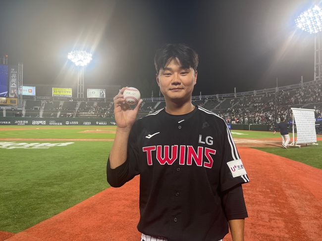 LG 손호영이 1일 롯데전에서 데뷔 첫 홈런을 기록했다. 경기 후 홈런공을 들고 기념 촬영을 하고 있다. / LG 트윈스 제공