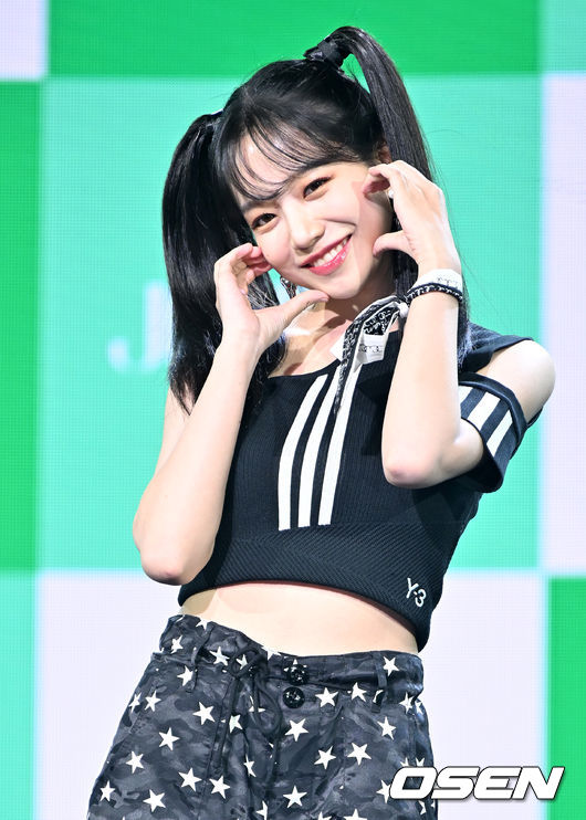 가수 조유리가 무대 위에서 포토타임을 갖고 있다. 2022.06.02 /rumi@osen.co.kr