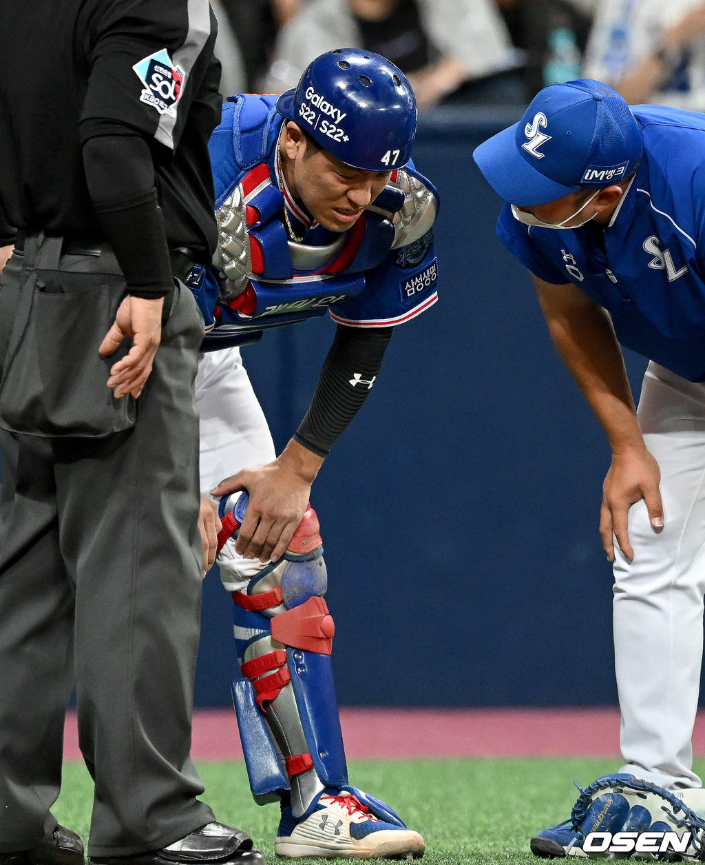 키움 히어로즈가 파죽의 7연승을 질주했다.키움 히어로즈는 31일 서울 고척스카이돔에서 열린 ‘2022 신한은행 SOL KBO리그’ 삼성 라이온즈와의 경기에서 3-2로 승리하고 7연승을 내달렸다.8회말 2사 만루 키움 김준완의 타석 때 삼성 포수 강민호가 블로킹을 하는 과정에서 무릎 통증을 호소하고 있다. 2022.05.31 /ksl0919@osen.co.kr