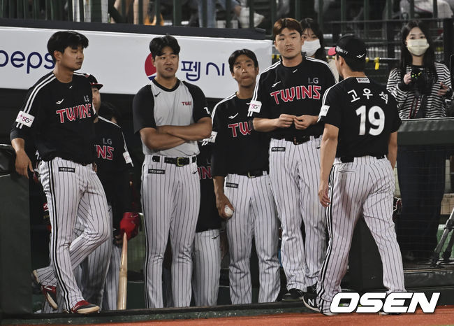 LG 트윈스 고우석이 연장 10회말 코치진의 착각으로 교체되고 있다. 2022.06.02 / foto0307@osen.co.kr
