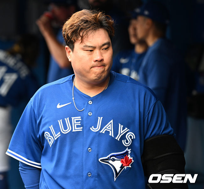 2일(한국시간) 캐나다 온타리오주 토론토 로저스센터에서 ‘2022 메이저리그’ 토론토 블루제이스와 시카고 화이트삭스의 경기가 열렸다.1회초 선두타자 피홈런으로 출발한 토론토 선발 류현진이 이닝을 마치고 더그아웃을 나서고 있다. 2022.06.02 / dreamer@osen.co.kr