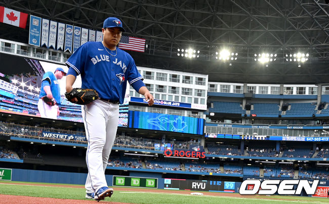 경기 시작을 앞두고 토론토 선발 류현진이 웜업을 마친 뒤 더그아웃으로 향하고 있다. 2022.06.02 