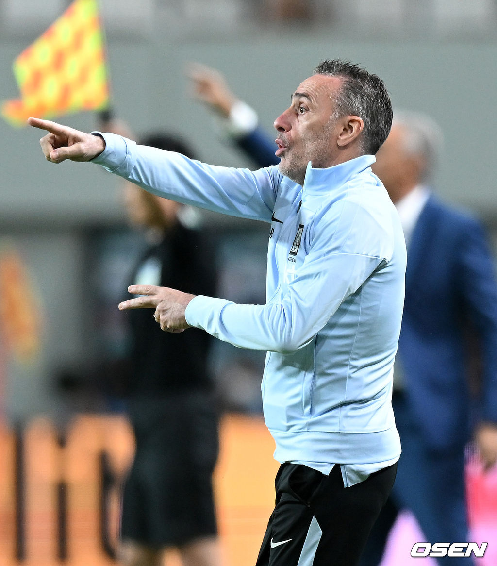 2일 오후 서울 마포구 상암동 서울월드컵경기장에서 대한민국과 브라질의 평가전이 진행됐다.전반 대한민국 벤투 감독이 작전을 지시하고 있다. 2022.06.02 /sunday@osen.co.kr