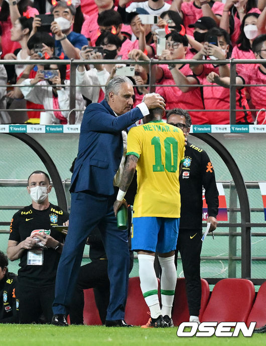 후반 브라질 치치 감독이 교체된 네이마르와 인사를 나누고 있다. 2022.06.02 /jpnews@osen.co.kr