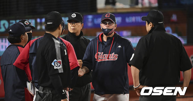 롯데 자이언츠 래리 서튼 감독이 7회초 LG 트윈스 이형종의 타구를 잡다 놓친 고승민의 포구 실책의 비디오 판독에 결과에 항의하고 있다. 2022.06.02 / foto0307@osen.co.kr