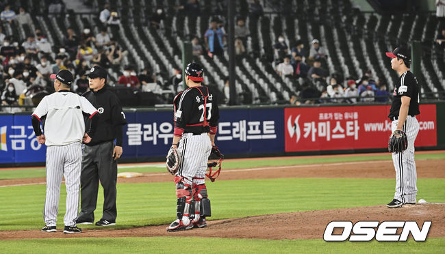 LG 트윈스 고우석이 연장 10회말 코치진의 착각으로 교체되고 있다. 2022.06.02 / foto0307@osen.co.kr