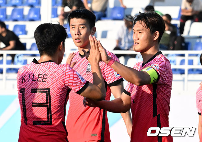  2일 오후(한국시간) 우즈베키스탄 타슈켄트 로코모티프 스타디움에서 ‘2022 아시아축구연맹(AFC) U-23 아시안컵’ 조별리그 C조 대한민국과 말레이시아의 경기가 열렸다.전반 한국 이상민이 선취골을 넣은 뒤 이강인과 기뻐하고 있다. 2022.06.02 /cej@osen.co.kr