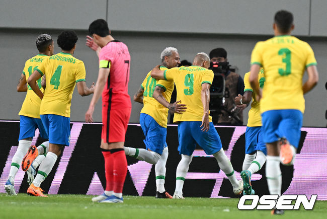 후반 브라질 네이마르가 세번째 골을 성공시키며 동료선수들과 기뻐하고 있다. 2022.06.02 /jpnews@osen.co.kr