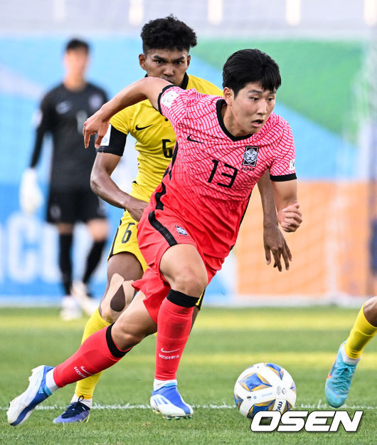  2일 오후(한국시간) 우즈베키스탄 타슈켄트 로코모티프 스타디움에서 ‘2022 아시아축구연맹(AFC) U-23 아시안컵’ 조별리그 C조 대한민국과 말레이시아의 경기가 열렸다.전반 한국 이강인이 드리블을 하고 있다. 2022.06.02 /cej@osen.co.kr