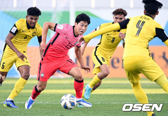  2일 오후(한국시간) 우즈베키스탄 타슈켄트 로코모티프 스타디움에서 ‘2022 아시아축구연맹(AFC) U-23 아시안컵’ 조별리그 C조 대한민국과 말레이시아의 경기가 열렸다.전반 한국 이강인이 드리블을 하고 있다. 2022.06.02 /cej@osen.co.kr