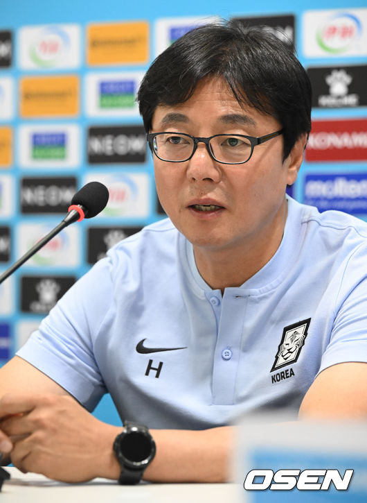  1일 오후(한국시간) 우즈베키스탄 타슈켄트 로코모티프 경기장에서 ‘아시아축구연맹(AFC) U-23 아시안컵’ 공식 기자회견이 열렸다. 기자회견에 참석한 U23 대표팀 황선홍 감독이 취재진과 질의응답 시간을 가지고 있다. 2022.06.01 /cej@osen.co.kr