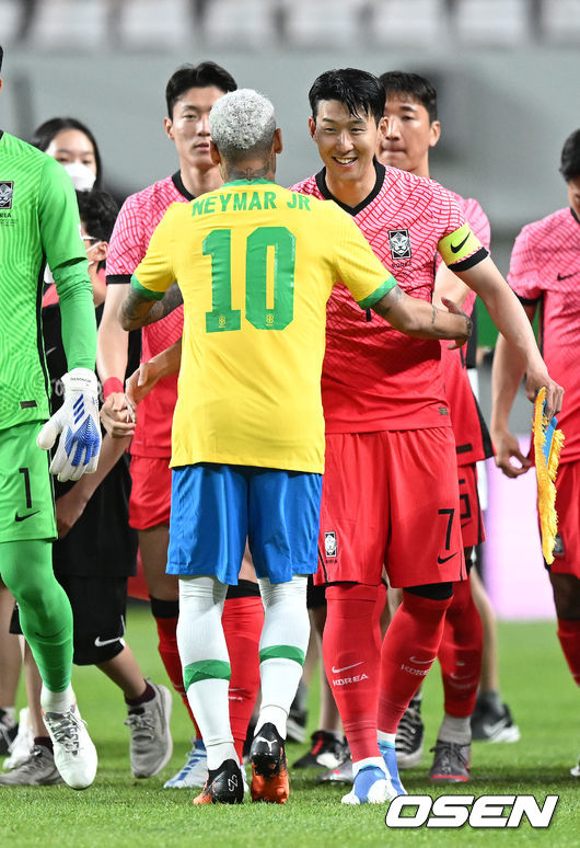 국제축구연맹(FIFA) 랭킹 1위 브라질을 상대로 대한민국이 선전을 펼쳤지만 완패했다. 대한민국은 2일 서울월드컵경기장에서 열린 브라질과 친선 경기서 1-5로 패했다. 이날 패배로 한국은 브라질과 역대 전적서 1승 6패가 됐다.한국은 전반 31분 황의조가 동점골을 터트렸지만 네이마르에 페널티킥으로 2골을 내주며 완패했다.경기에 앞서 대한민국 손흥민이 브라질 네이마르와 인사를 하고 있다. 2022.06.02 /sunday@osen.co.kr