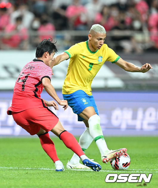국제축구연맹(FIFA) 랭킹 1위 브라질을 상대로 대한민국이 선전을 펼쳤지만 완패했다. 대한민국은 2일 서울월드컵경기장에서 열린 브라질과 친선 경기서 1-5로 패했다. 이날 패배로 한국은 브라질과 역대 전적서 1승 6패가 됐다.한국은 전반 31분 황의조가 동점골을 터트렸지만 네이마르에 페널티킥으로 2골을 내주며 완패했다.후반 브라질 히샬리송이 드리블 돌파를 하고 있다. 2022.06.02 /sunday@osen.co.kr