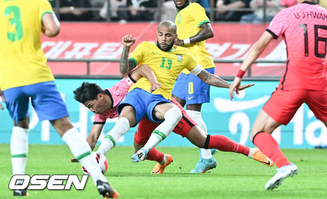 전반 알베스가 황희찬을 수비하고 있다 . 2022.06.02/ soul1014@osen.co.kr