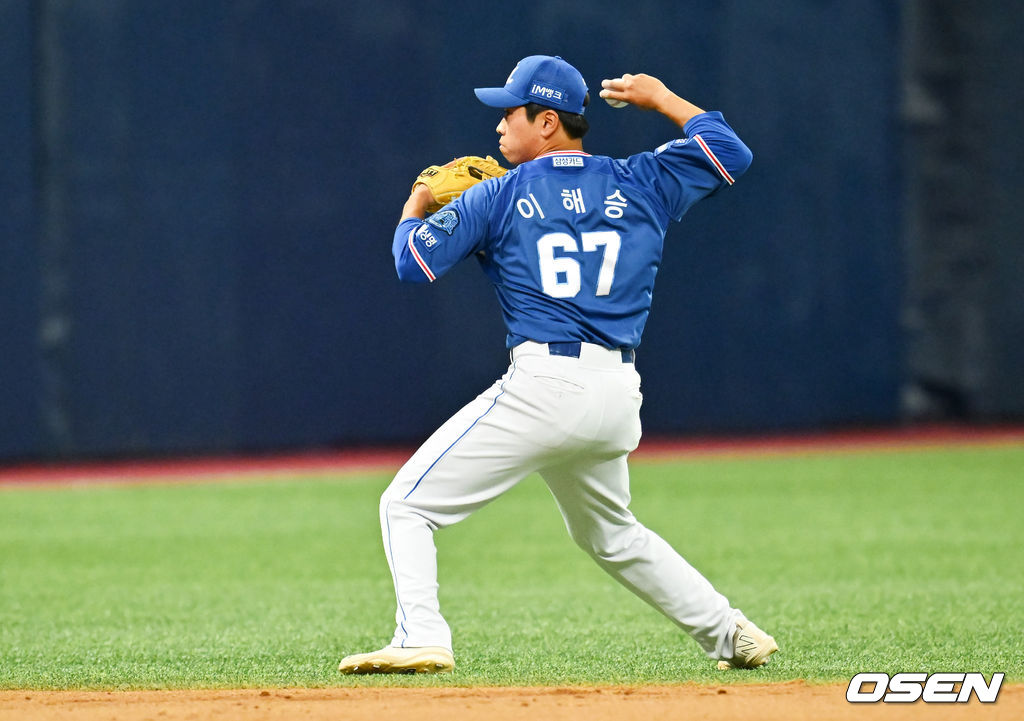 1일 오후 서울 고척스카이돔에서 ‘2022 신한은행 SOL KBO리그’ 키움 히어로즈와 삼성 라이온즈의 경기가 진행됐다.6회말 2사 2루 키움 이지영의 안타때 이해승 유격수가 2루 주자 푸이그를 오버런으로 아웃 시키고 있다.   2022.06.01 / soul1014@osen.co.kr