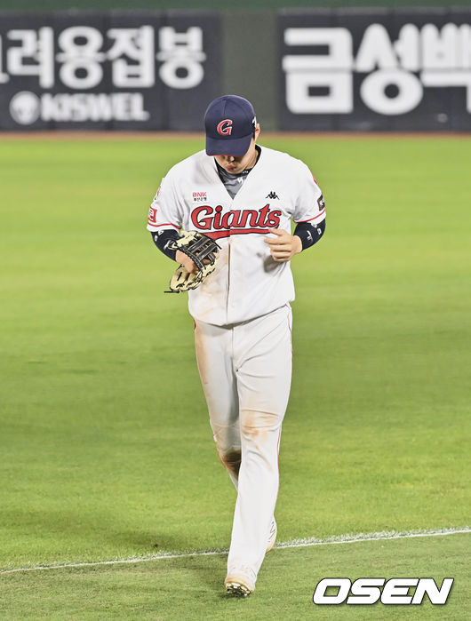 롯데 자이언츠 고승민이 7회초 LG 트윈스 이형종의 타구를 잡다 놓치고 말도 안되는 플레이를 펼쳐 실점하자 교체되고 있다. 2022.06.02