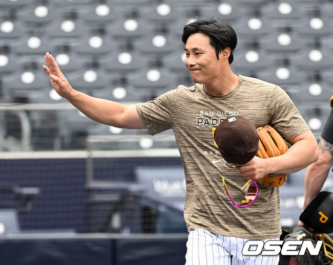 2번타자 3루수로 선발 출격을 앞둔 샌디에이고 김하성이 수비 훈련을 마치고 그라운드를 찾은 팬들에게 인사를 전하고 있다. 2022.05.29 /dreamer@osen.co.kr
