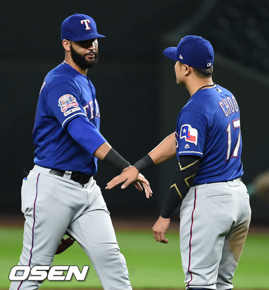 텍사스 시절 노마 마자라(왼쪽)가 추신수와 승리를 기뻐하고 있다. /OSEN DB