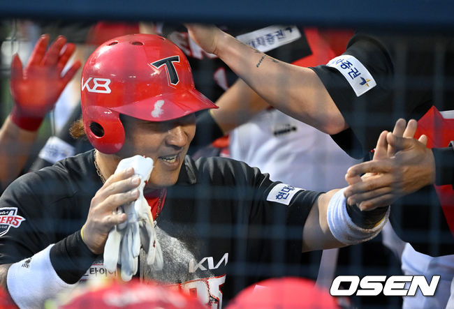 득점을 올린 최형우가 동료들의 축하를 받고 있다./OSEN DB