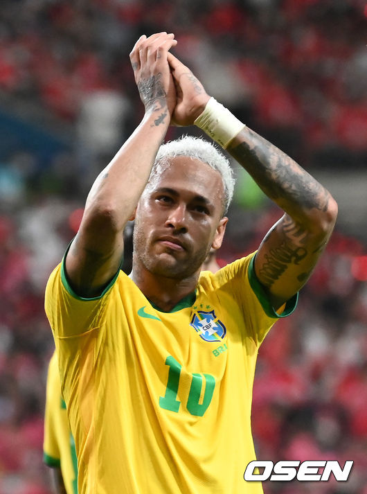 국제축구연맹(FIFA) 랭킹 1위 브라질을 상대로 대한민국이 선전을 펼쳤지만 완패했다. 대한민국은 2일 서울월드컵경기장에서 열린 브라질과 친선 경기서 1-5로 패했다. 이날 패배로 한국은 브라질과 역대 전적서 1승 6패가 됐다.한국은 전반 31분 황의조가 동점골을 터트렸지만 네이마르에 페널티킥으로 2골을 내주며 완패했다.전반 페널티킥을 성공시킨 브라질 네이마르가 관중석을 향해 인사를 하고 있다. 2022.06.02 /sunday@osen.co.kr