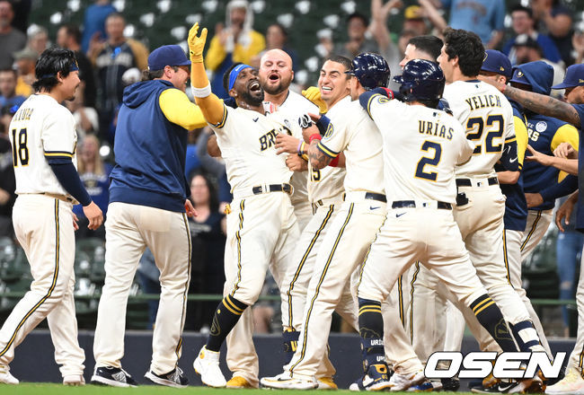 9회말 무사 3루 상황 밀워키 앤드류 맥커친이 끝내기 1타점 적시타를 날리고 동료들과 환호하고 있다. 2022.06.03 / dreamer@osen.co.kr