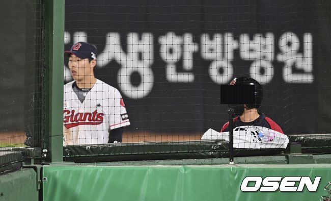 롯데 자이언츠 고승민이 7회초 LG 트윈스 이형종의 타구를 잡다 놓치고 볼보이에게 주고 당황해하고 있다. 2022.06.02 / foto0307@osen.co.kr